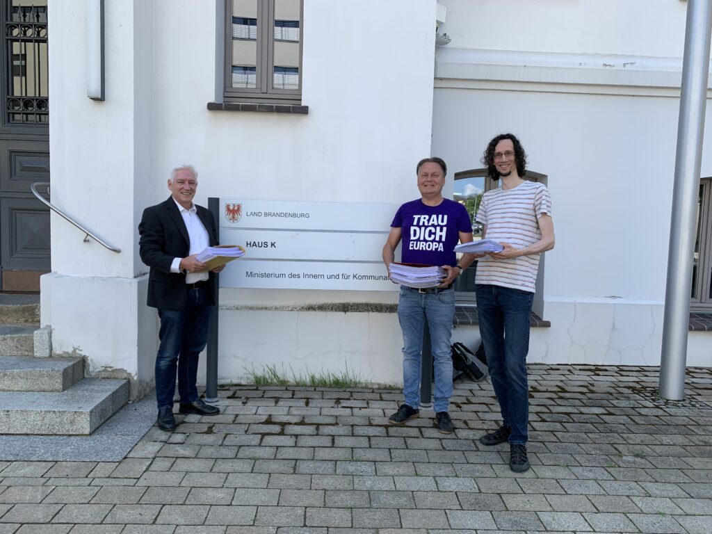 Auf dem Foto zu sehen: Spitzenkandidaten der Landesliste Thomas Bennühr, André Preylowski, Stefan Günther bei der Unterschriftenübergabe an den Wahlleiter in Potsdam.